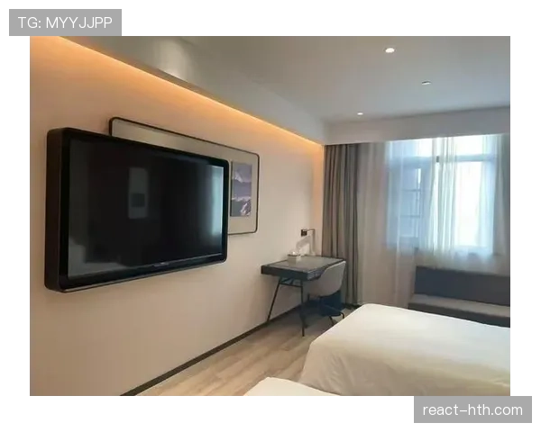 李诗沣训练完直接瘫在场边啃香蕉，这自律和松弛感是怎么同时存在的？